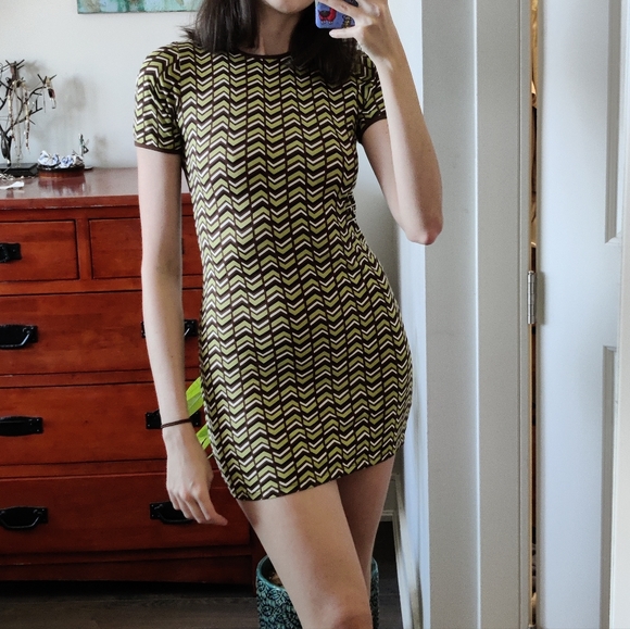 NWOT Motel Rocks Lilith short sleeve mini dress in Chevron green - Picture 3 of 10